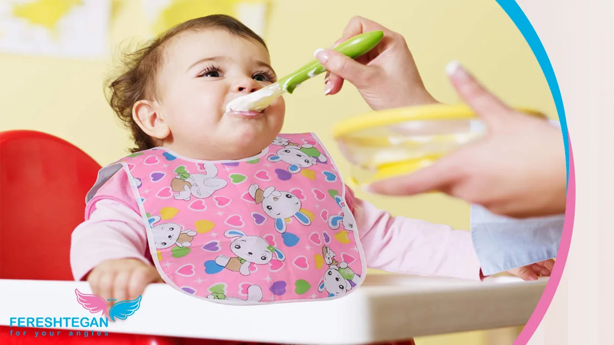 غذا خوردن کودک با پیش بند