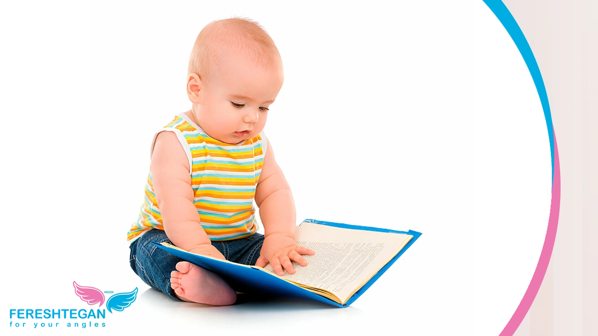 کودک در حال نگاه کردن به صفحات کتاب