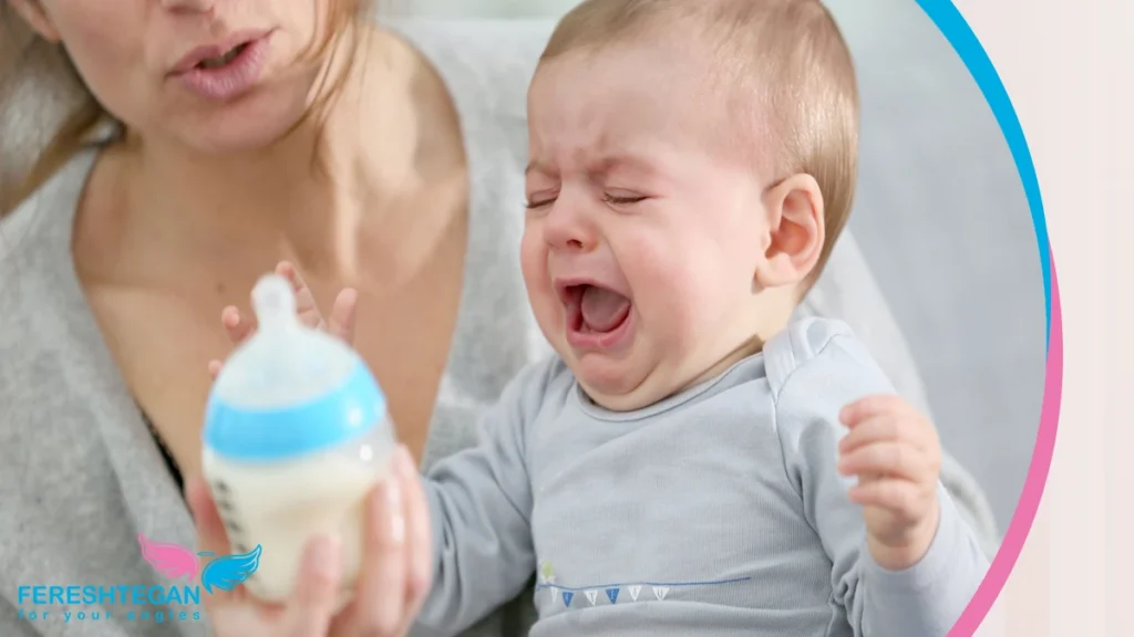 نوزاد در حال رد کردن شیشه شیر به دلیل ناآشنایی با طعم یا شکل آن

