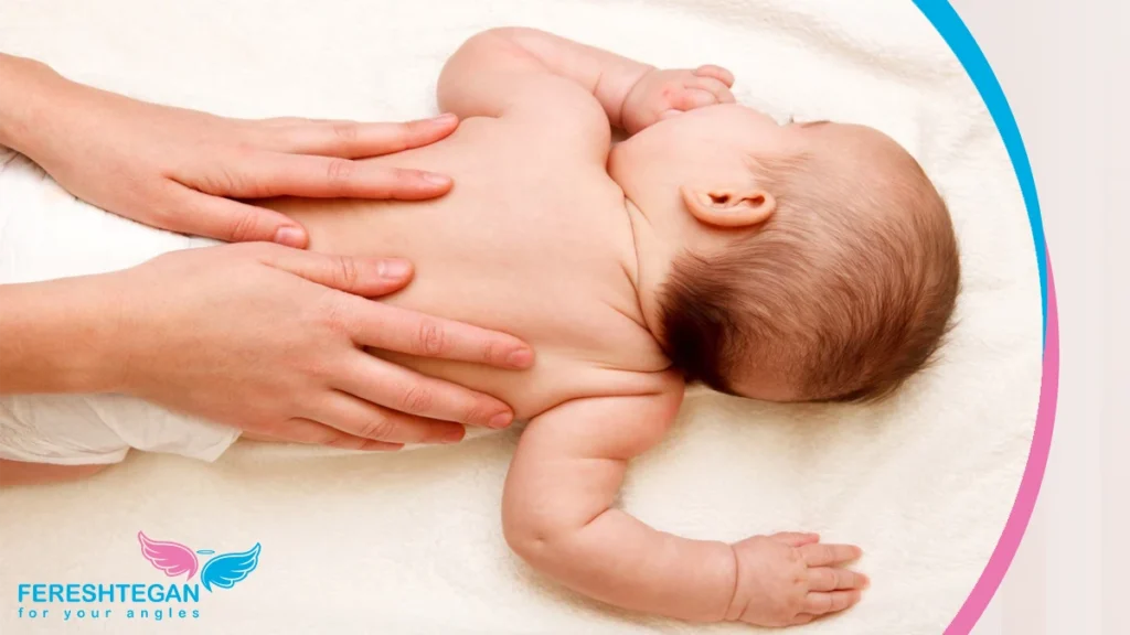 ماساژ آرام پشت نوزاد برای رفع تنش و ایجاد حس آرامش

