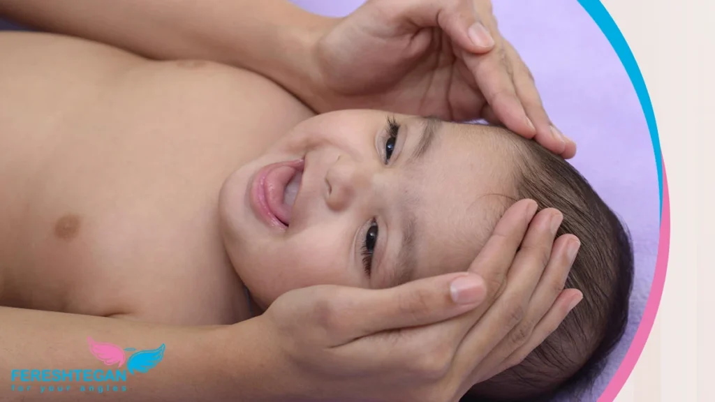 ماساژ آرام صورت و سر نوزاد برای افزایش آرامش و بهبود خواب

