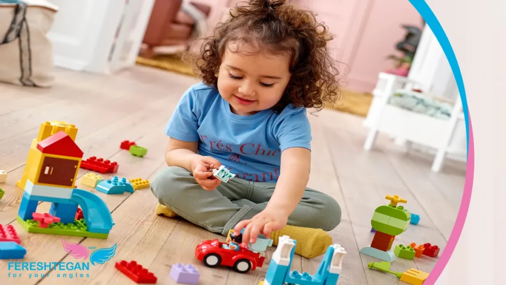 رنگهای جذاب برای تحریک بینایی کودک یک ساله در حال بازی با مکعبهای ایمن